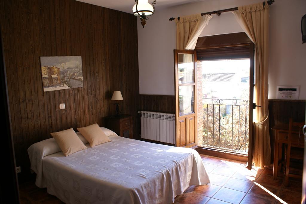 Torrejón el Rubio Casa Rural Pena Falcon מראה חיצוני תמונה