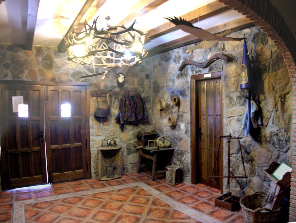Torrejón el Rubio Casa Rural Pena Falcon מראה חיצוני תמונה