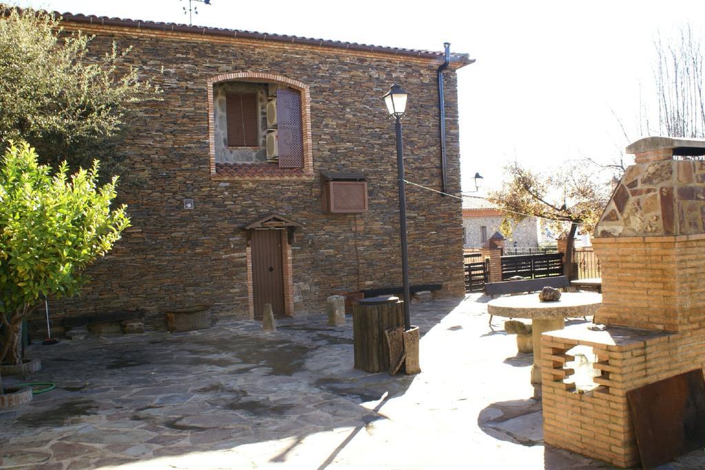 Torrejón el Rubio Casa Rural Pena Falcon מראה חיצוני תמונה