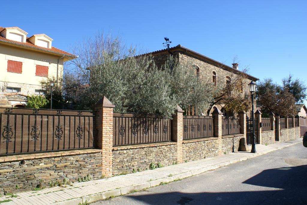 Torrejón el Rubio Casa Rural Pena Falcon מראה חיצוני תמונה