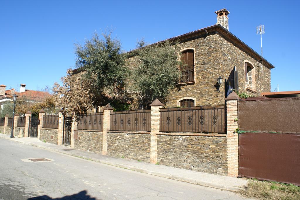 Torrejón el Rubio Casa Rural Pena Falcon מראה חיצוני תמונה