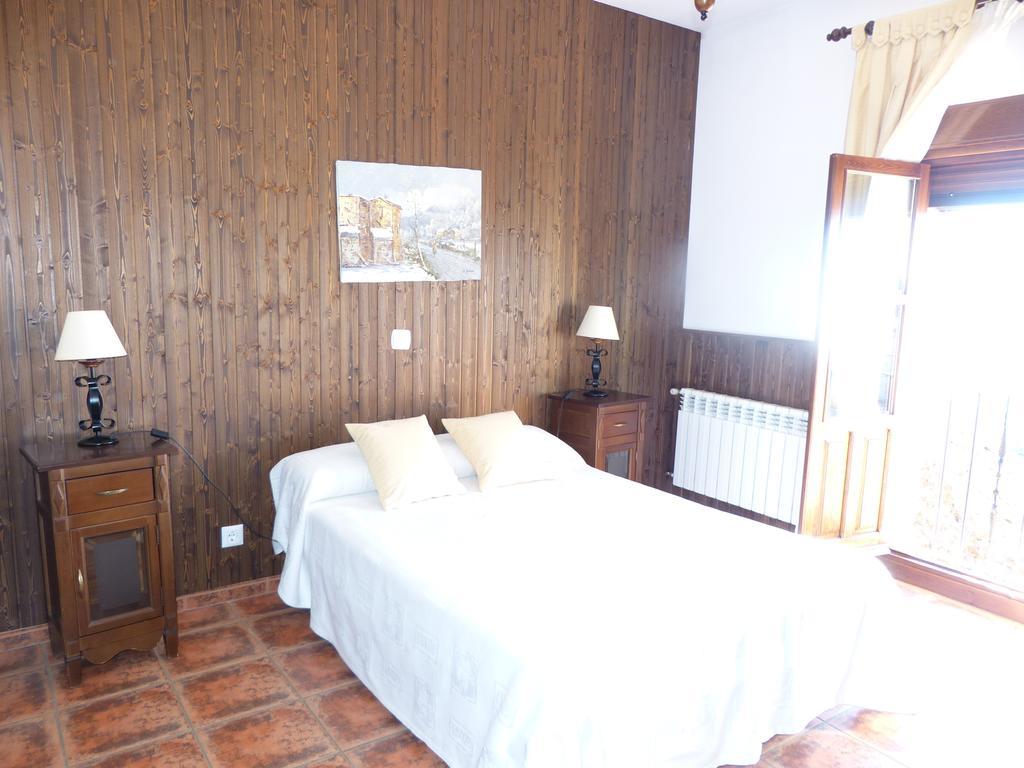 Torrejón el Rubio Casa Rural Pena Falcon חדר תמונה