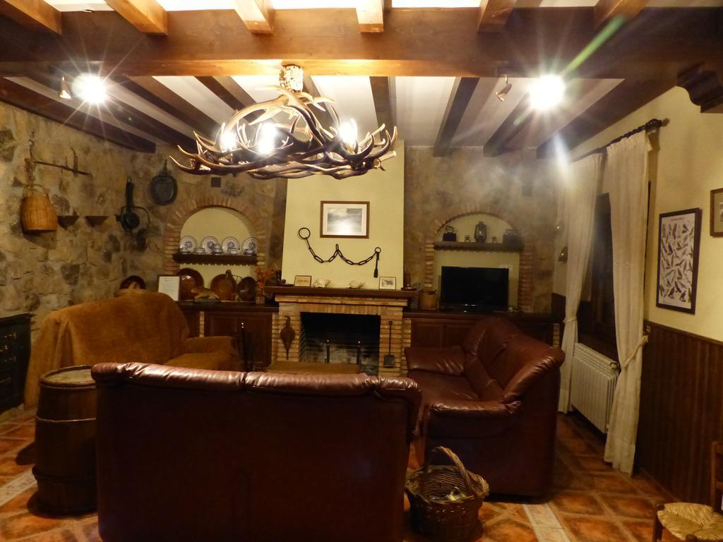 Torrejón el Rubio Casa Rural Pena Falcon מראה חיצוני תמונה