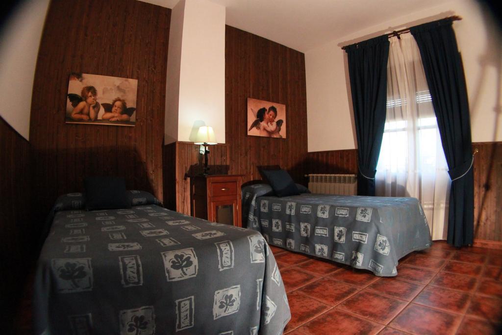 Torrejón el Rubio Casa Rural Pena Falcon מראה חיצוני תמונה