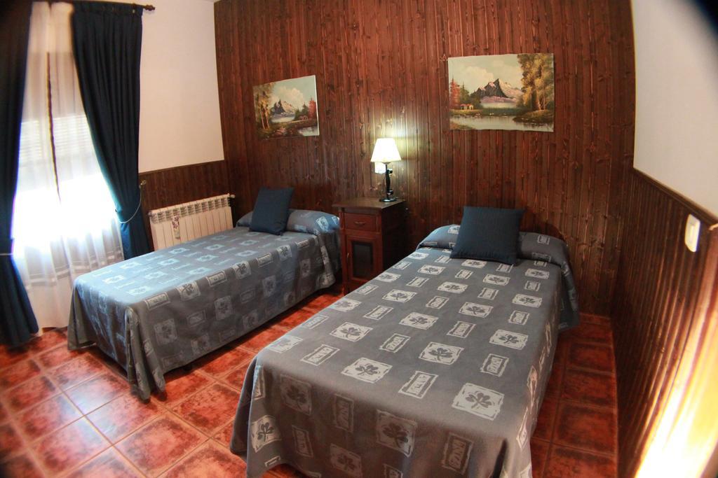 Torrejón el Rubio Casa Rural Pena Falcon מראה חיצוני תמונה