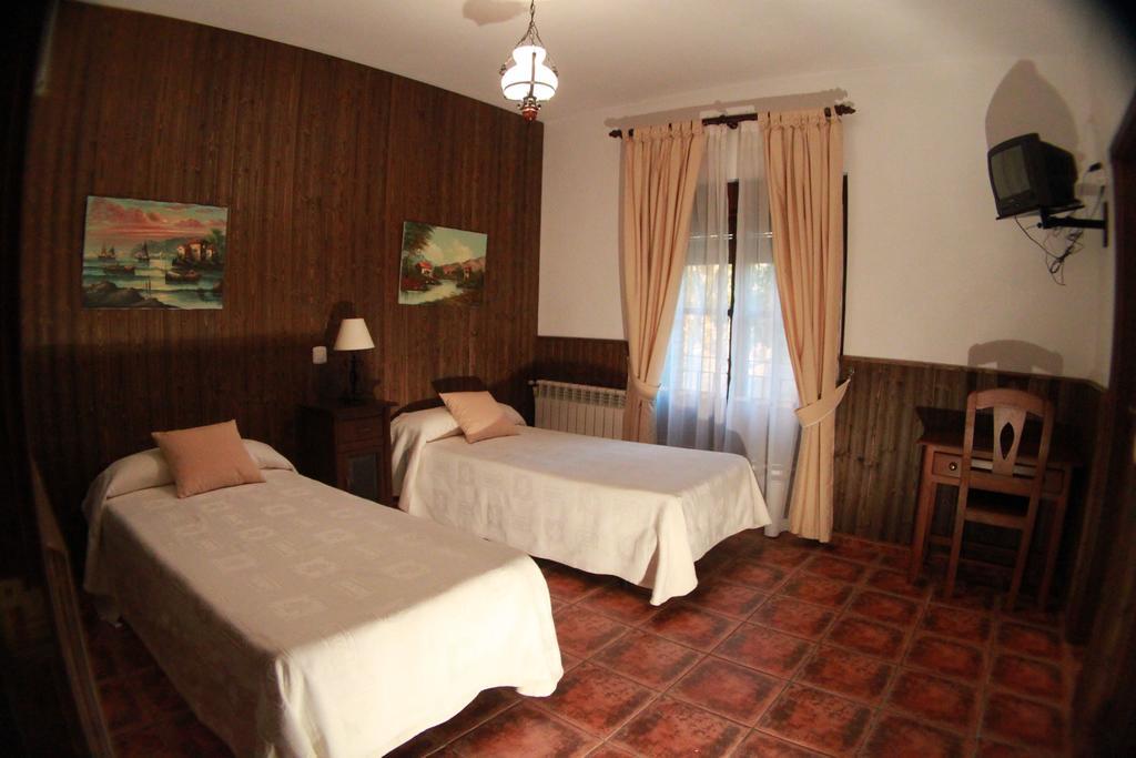 Torrejón el Rubio Casa Rural Pena Falcon מראה חיצוני תמונה